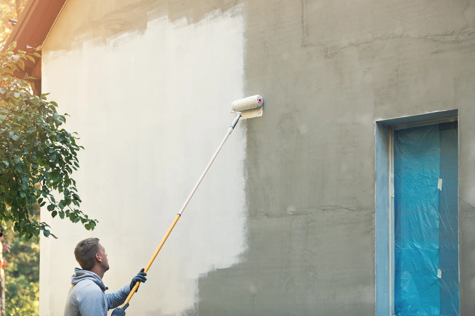 Pintor trabajando en una fachada en Talavera